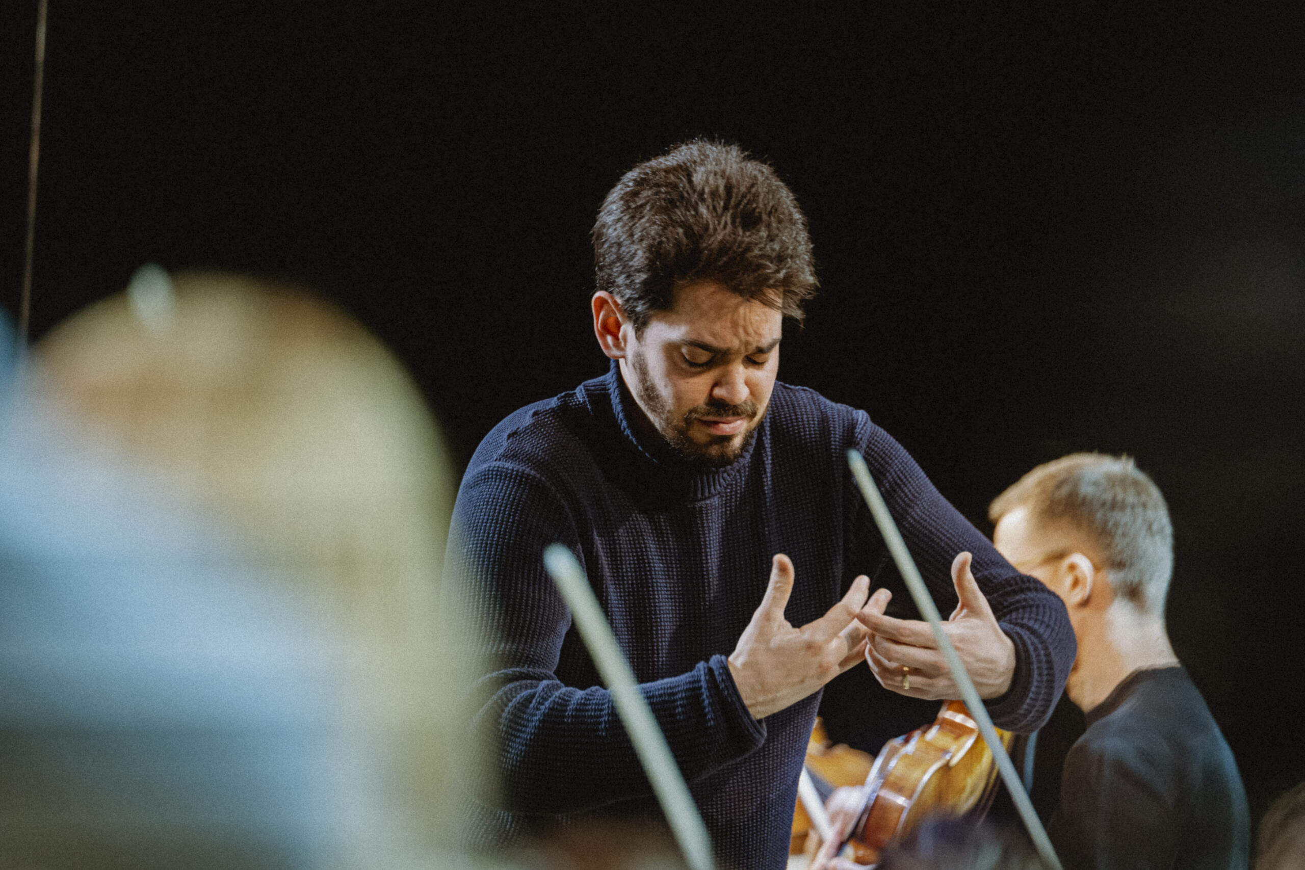 Portrait of the conductor Lahav Shani.