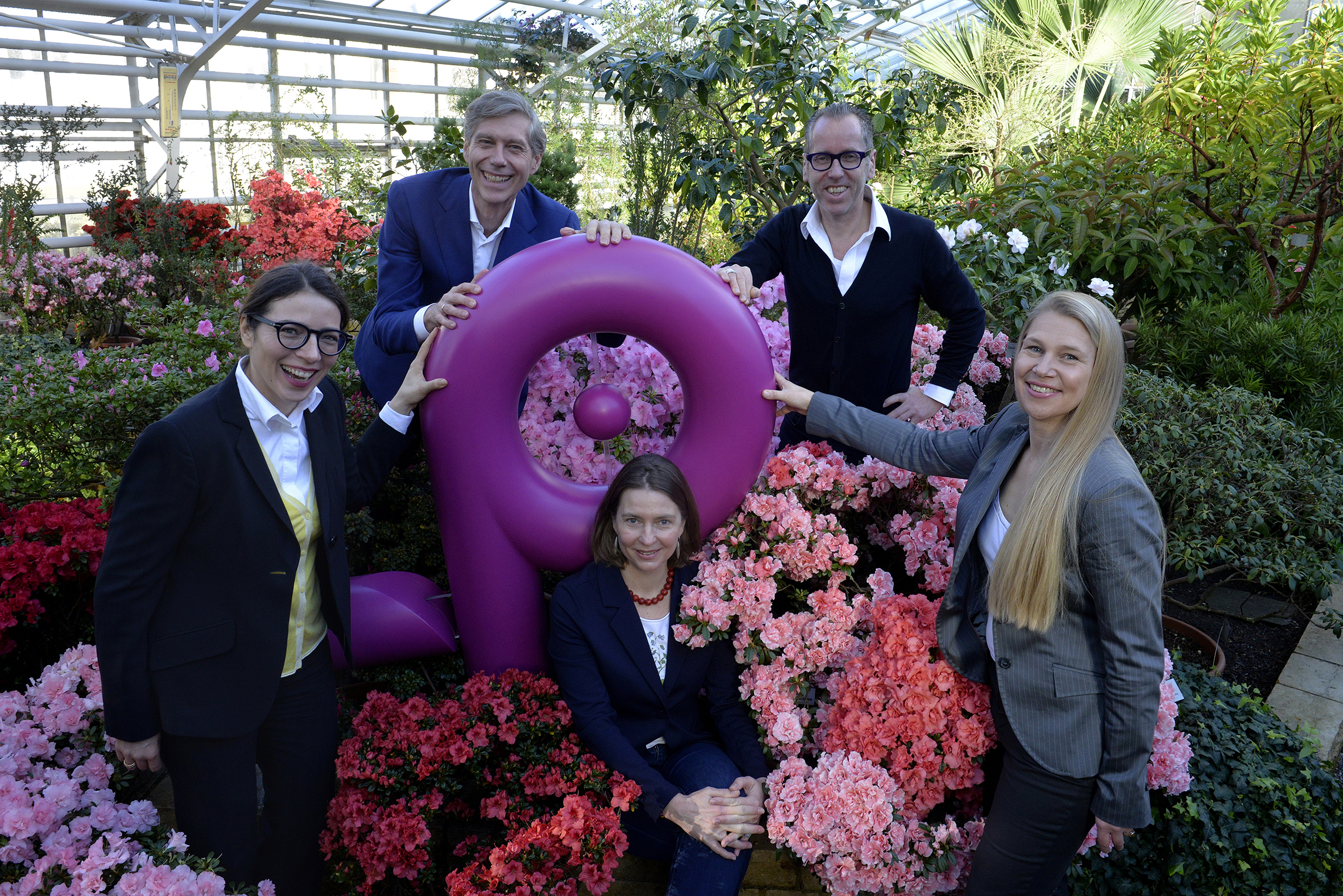 Das Team vom Flower-Power-Festival umgeben von Blumen