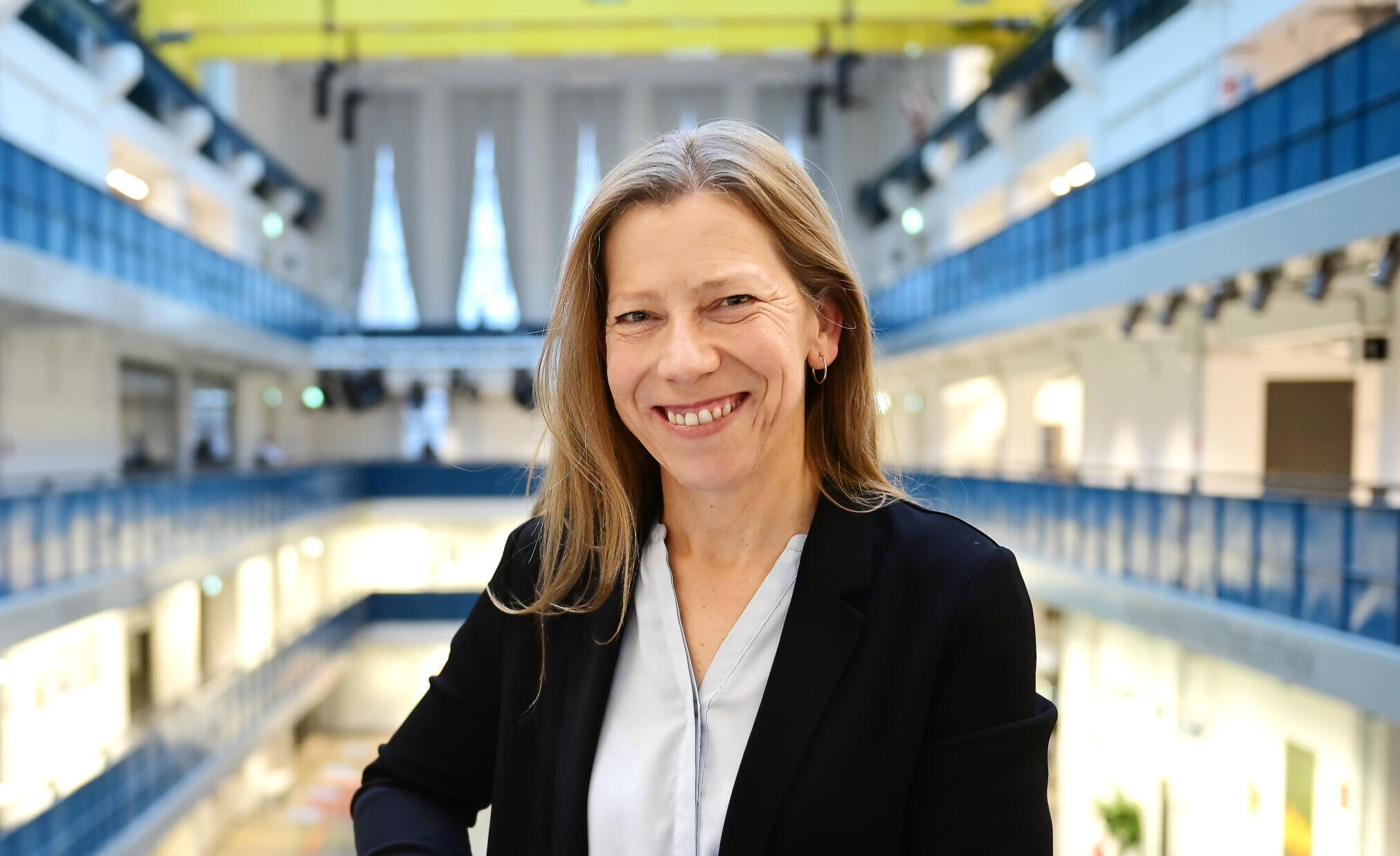 Gasteig-Chefin Stephanie Jenke im Portrait, stehend an der Balustrade in der Halle E.