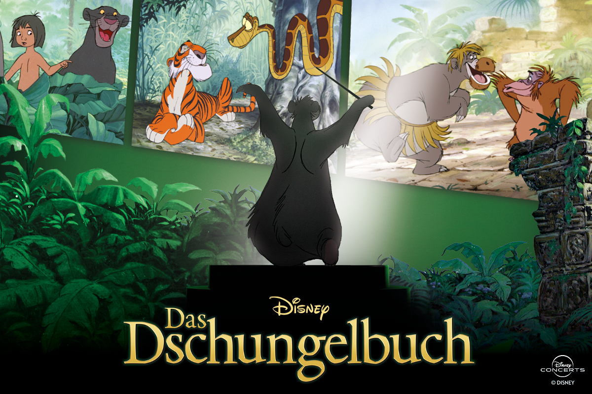 Ein Bär mit einem Dirigentenstab steht auf einem Podest im Urwald. Dahinter ist eine Leinwand mit Bildern aus dem Disneyfilm „Das Dschungelbuch“ zu sehen.