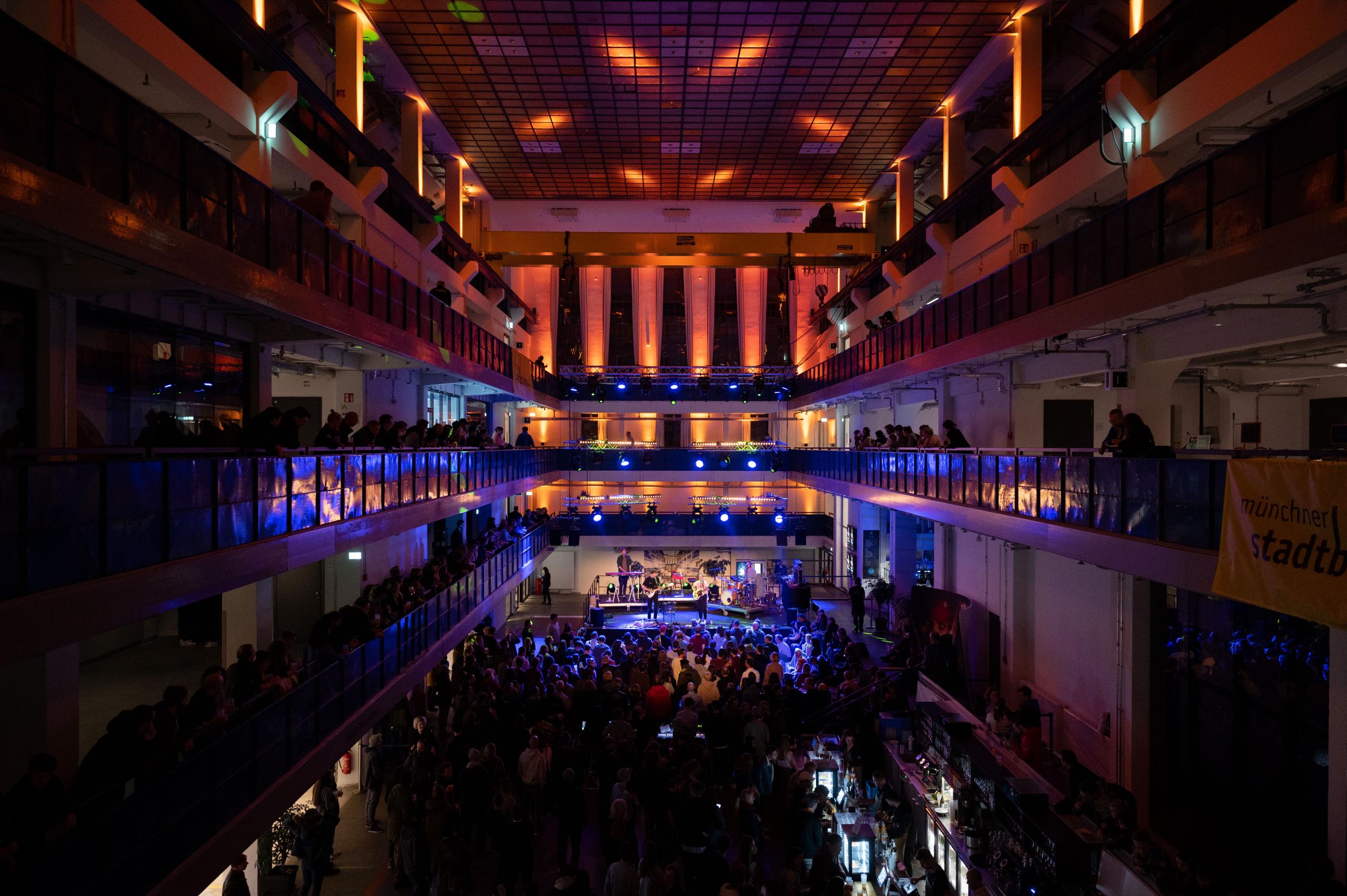 The well-filled Halle E with stage and special lighting