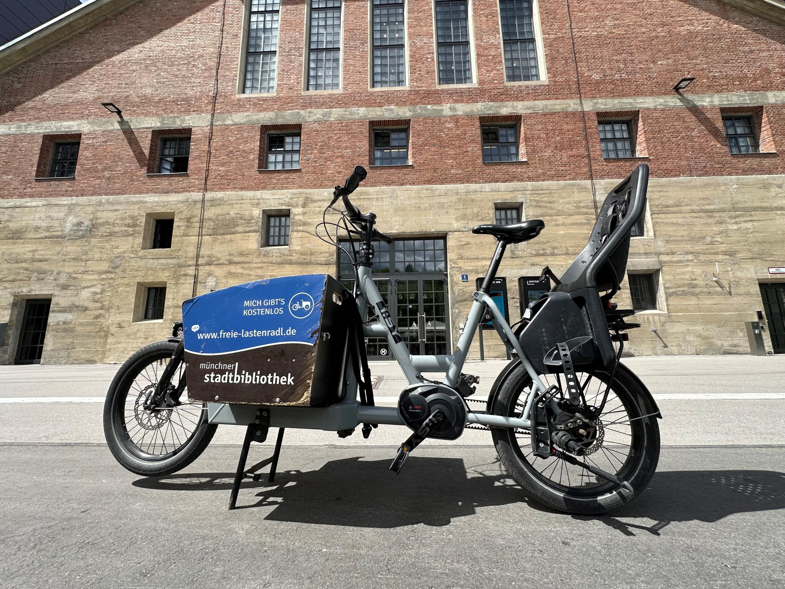 Ein Lastenrad steht vor der Halle E des Gasteig HP8