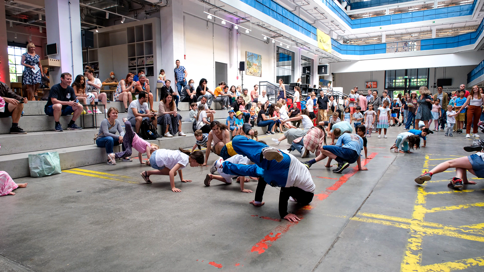 Profis motivieren Kinder und Jugendliche zum Breakdance in der denkmalgeschützten Halle E bei "Tanz den Gasteig".