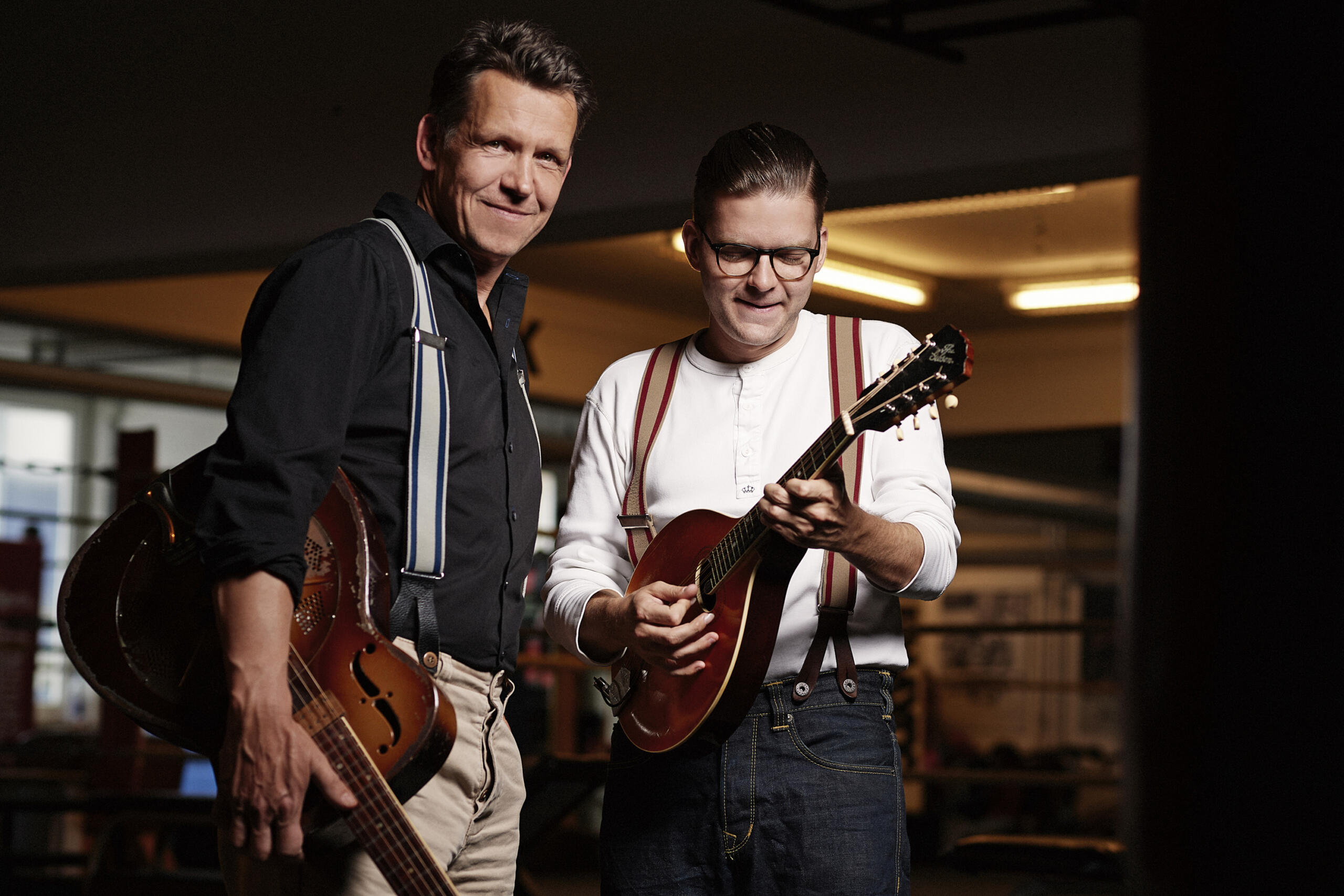 Zwei Musiker mit Gitarre und Mandoline.